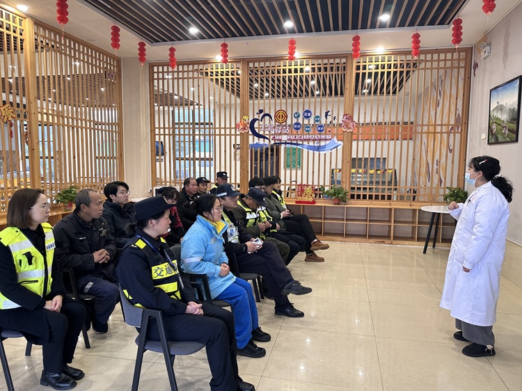 2.10纳溪服务区联合多部门开展货车司机食物中毒应急演练及培训1 - 副本.jpg