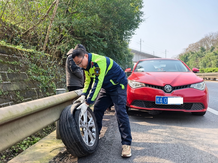 （网站） 2.13 隆纳高速管护队员10分钟为爆胎车换胎2_副本_副本.jpg