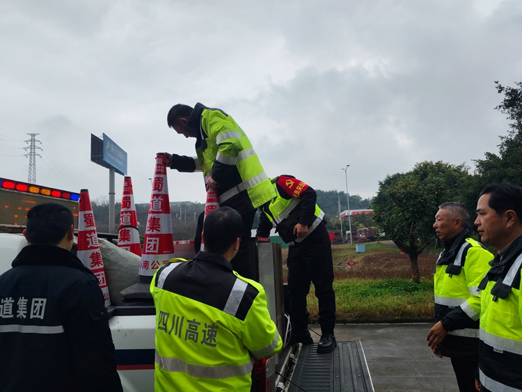 (网站）2.12自贡管理中心各站队全面进入春运备战状态 用心用情护航群众平安返乡4_副本.jpg