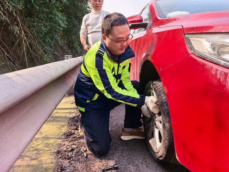 （网站） 2.13 隆纳高速管护队员10分钟为爆胎车换胎1_副本.jpg