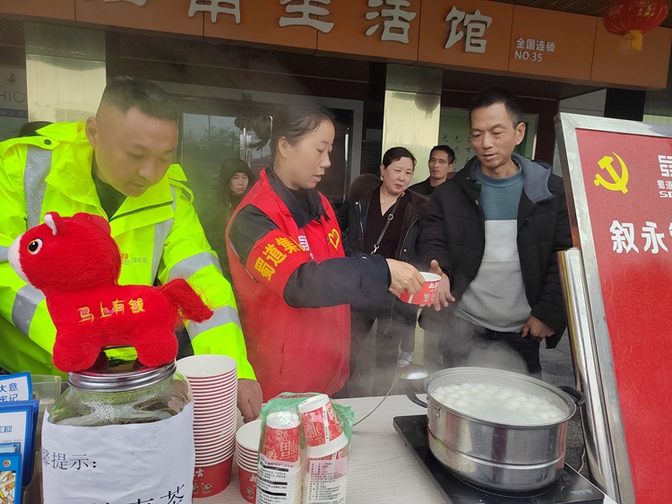 3.3隆纳高速各服务区开展元宵送福活动 (4).jpg