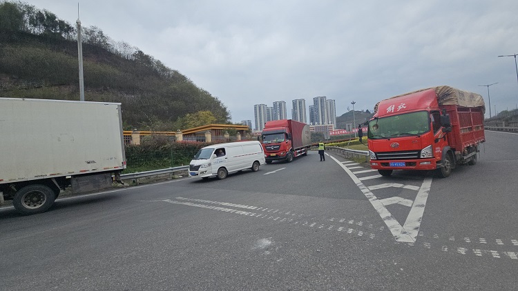 3.17【网站】菜坝收费站通行设备突发故障 高效处置保畅通 - 副本.jpg