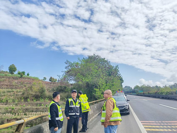 3.24【网站】宜宾管理中心联合高速交警开展清明节前安全检查 (2) - 副本.jpg