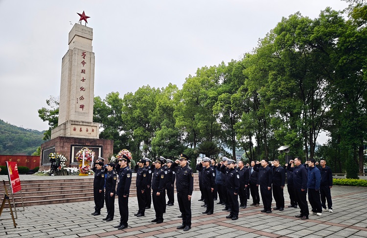 4.2纳黔高速“五岗合一”临时党支部开展清明祭扫主题党日活动2 - 副本.jpg