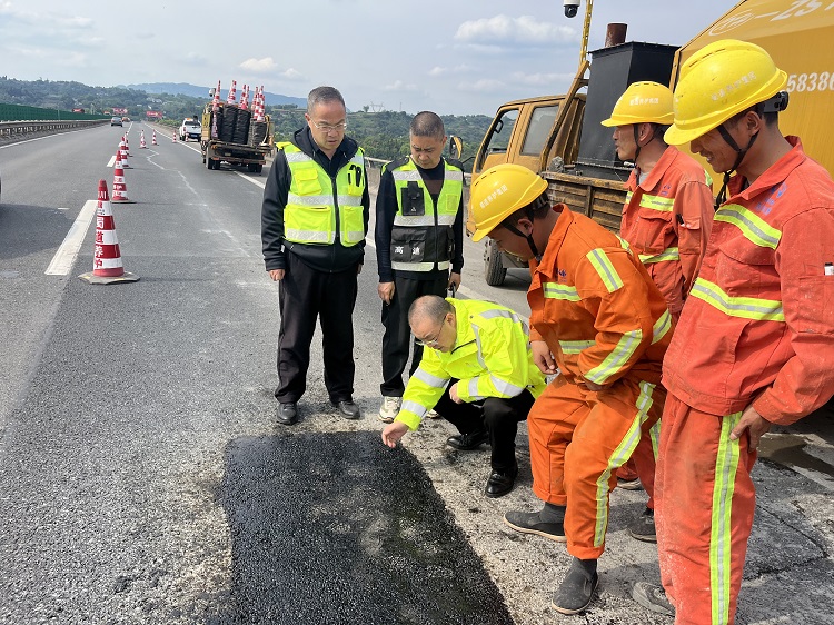 (网站)4.2隆纳高速开展清明节前暨汛前安全环保检查5 - 副本.png