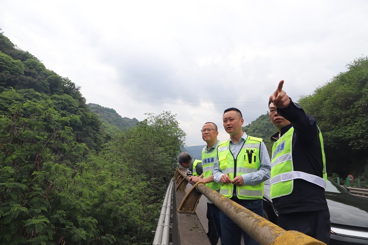 4.14【网站】公司领导叶建一行到宜宾管理中心包保检查 (2) - 副本.JPG