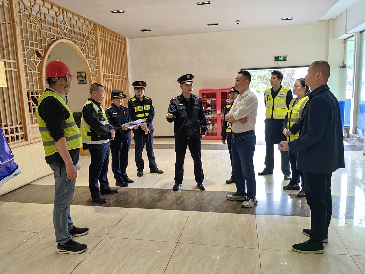 4.15执法副支队长罗勇督导检查公司服务区“司机之家”建设工作 - 副本.jpg