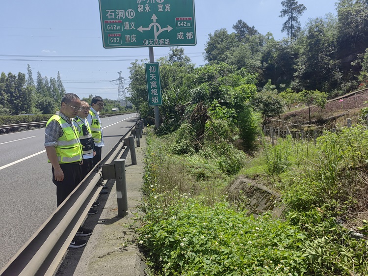 （网站）4.17 叙永管理中心开展“五一”节假日暨汛前安全环保检查 (2) - 副本.jpg