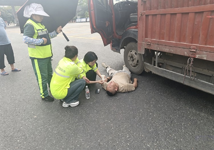 4.19【网站】货车司机突发晕厥，宜宾东服务区暖心救助获赞誉 - 副本.JPG