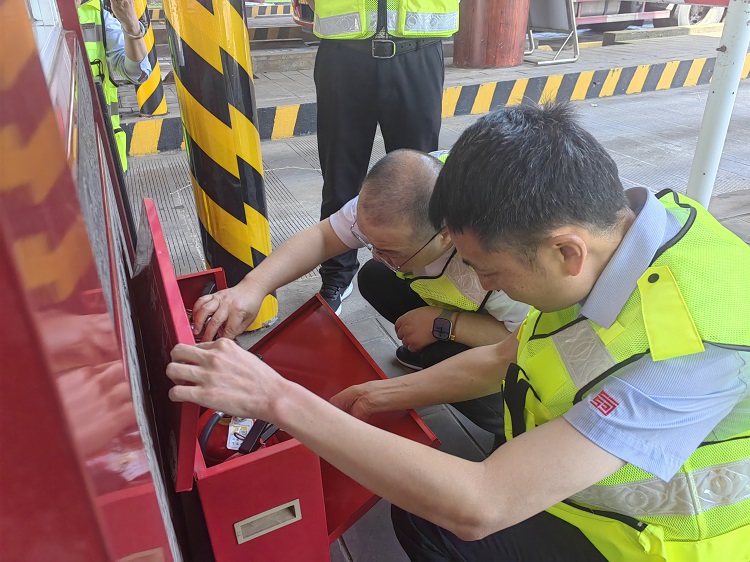 （网站）4.17 叙永管理中心开展“五一”节假日暨汛前安全环保检查 (4) - 副本.jpg