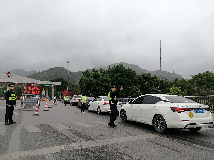 4.21叙永中心站联合多部门开展缓堵保畅应急演练2 - 副本.jpg