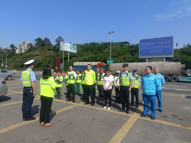 4.24【网站】宜宾东服务区组织开展防汛应急演练2 - 副本.jpg