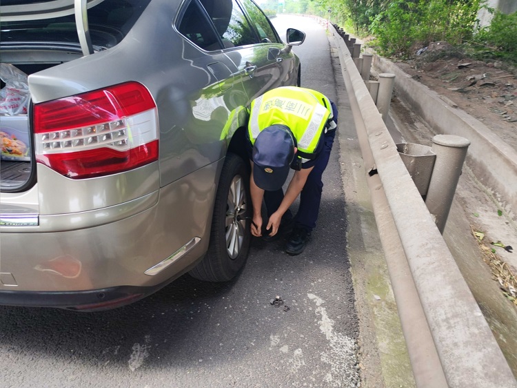 4.28【网站】宜宾管护大队及时救助爆胎车辆 全力备战“五一”保畅 (2) - 副本.jpg