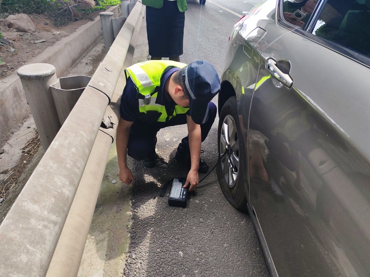 4.28【网站】宜宾管护大队及时救助爆胎车辆 全力备战“五一”保畅 - 副本.jpg