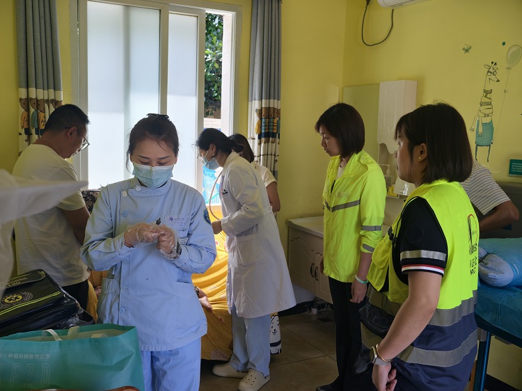 （网站）5.4自贡北服务区高效救助突发晕厥幼儿  暖心守护生命通道1 - 副本.jpg