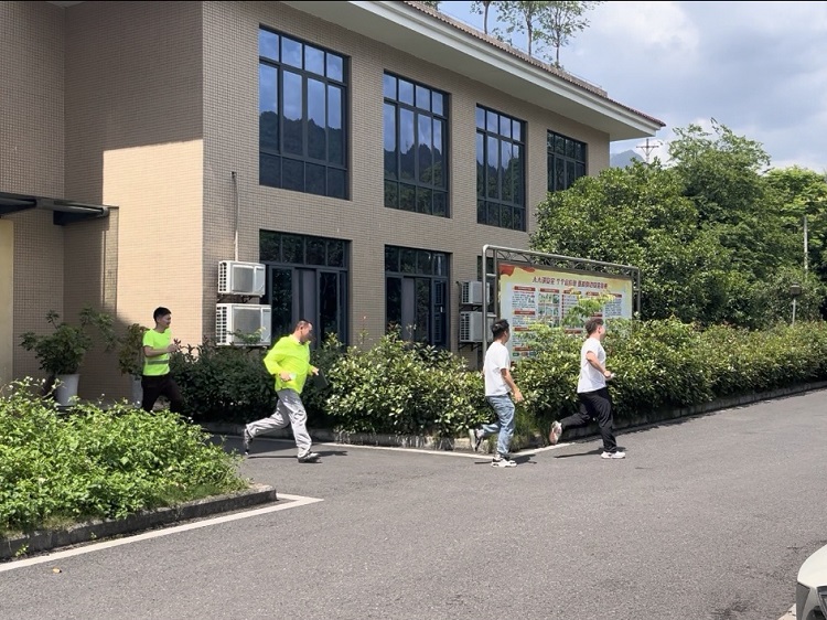 5.7【网站】叙永管理中心机电维护队开展防汛减灾和重大危险源节假日提级管控专题培训2 - 副本.jpg