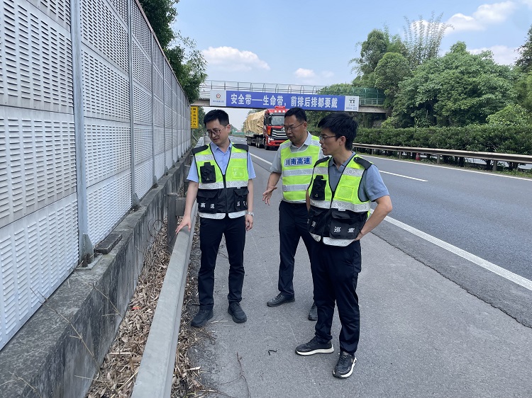 5.13【网站】公司养护部会同西南交大教授在宜宾中心路段开展声屏障科研项目实地踏勘3.JPG