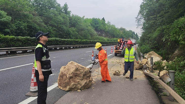 （网站）5.18高效处置边坡落石险情   筑牢汛期道路安全防线1 - 副本.jpg