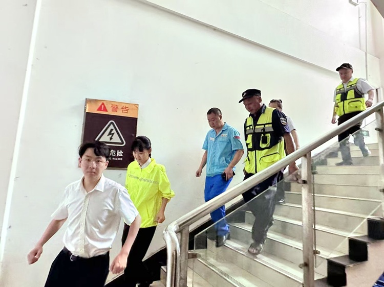 5.25【网站】叙永管理中心纳溪服务区开展汛期逃生应急演练 2 - 副本.jpg
