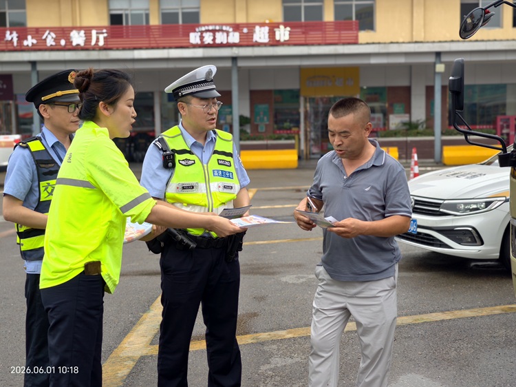 （网站）6.1自贡管理中心“安全生产月”活动启动 三方联合排查隐患保安全3 - 副本.jpg