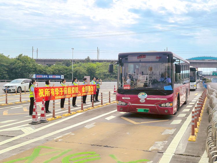 6.5（网站）隆纳高速开启“高考绿色通道” 暖心护航赶考学子 - 副本.jpg