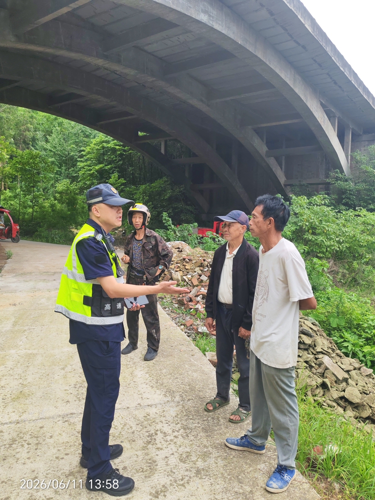 （网站）6.11自贡管理中心综合巡查（清排障）大队及时处置桥下违规堆放建渣隐患1_副本.jpg