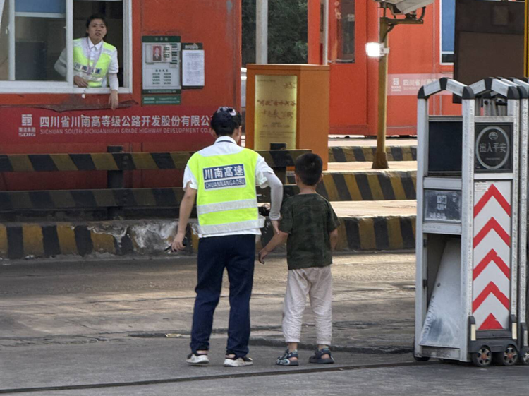 2026.6.13警站联动护幼归 高速路上见真情 (2) - 副本.png