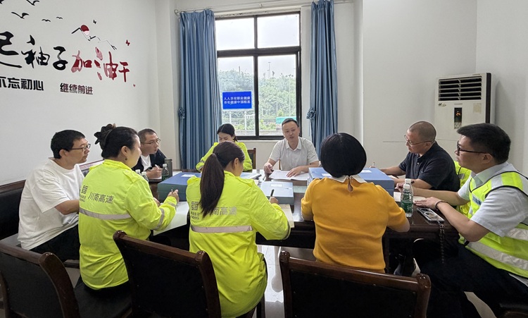 6.18【网站】川南公司副总经理叶建开展服务区安全风险整治“回头看”和节前安全包保检查1 - 副本.jpg
