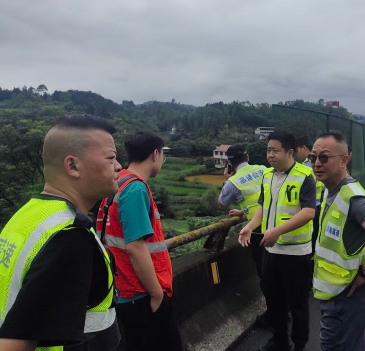 2026.06.22【网站】宜宾管理中心开展主汛期上跨铁路桥梁附属物专项安全检查.jpg