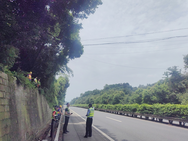 6.27【网站】宜宾管理中心圆满完成K1501上跨通讯光缆排危任务 - 副本.jpg