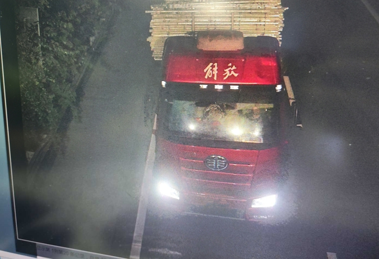 6.30【网站】宜宾综合巡查大队快速锁定肇事车辆为车主挽回巨额损失 (2) - 副本.jpg