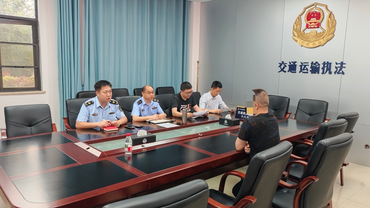7.1（网站）隆纳稽查队联合交通执法十八大队成功追缴恶意冲关逃费车辆 (2) - 副本.jpg