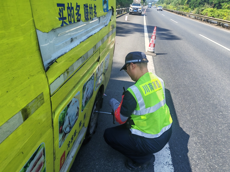 7.9【网站】宜宾综合巡查大队及时救助故障货车 (2)_副本.jpg