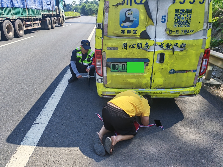 7.9【网站】宜宾综合巡查大队及时救助故障货车.jpg