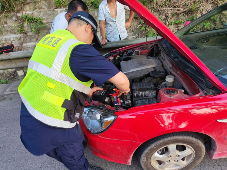 7.13【网站】宜宾综合巡查大队暖心救助故障车辆 扎实筑牢高温汛期安全防线 (2) - 副本.jpg