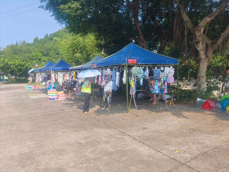 7.21【网站】象鼻收费站整治广场占道经营 全力保障暑期通行秩序_副本.jpg