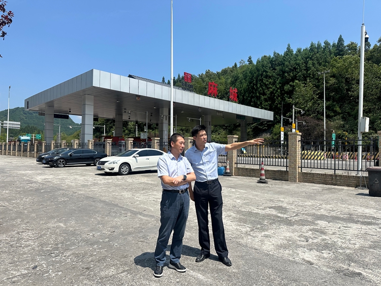 7.24公司党委副书记、董事、副总经理刘诗文  深入纳黔路一线调研营运管理工作_副本.jpg