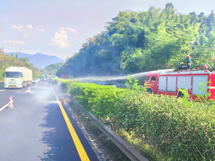 7.23【网站】叙永管理中心快速处置中央隔离带火情隐患2_副本.jpg