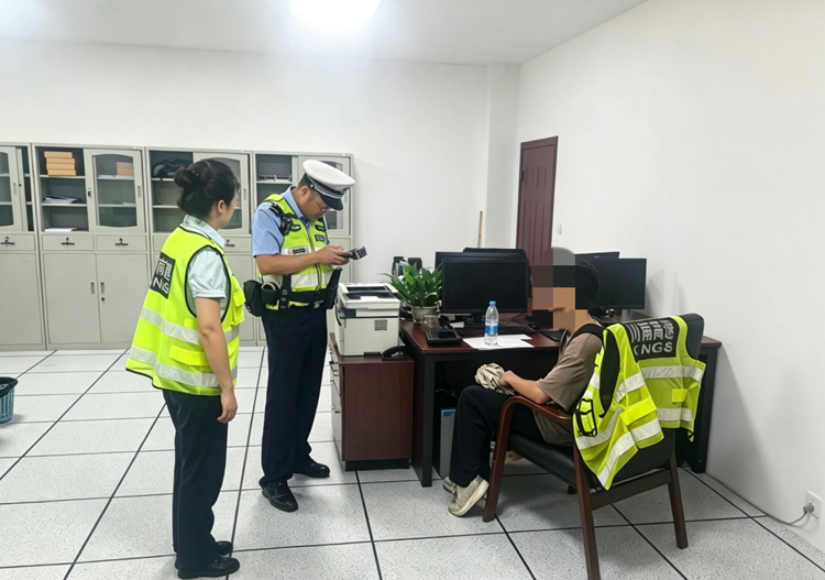 （网站）7.27自贡汇东收费站路警联动 暖心助少年返乡_副本.png