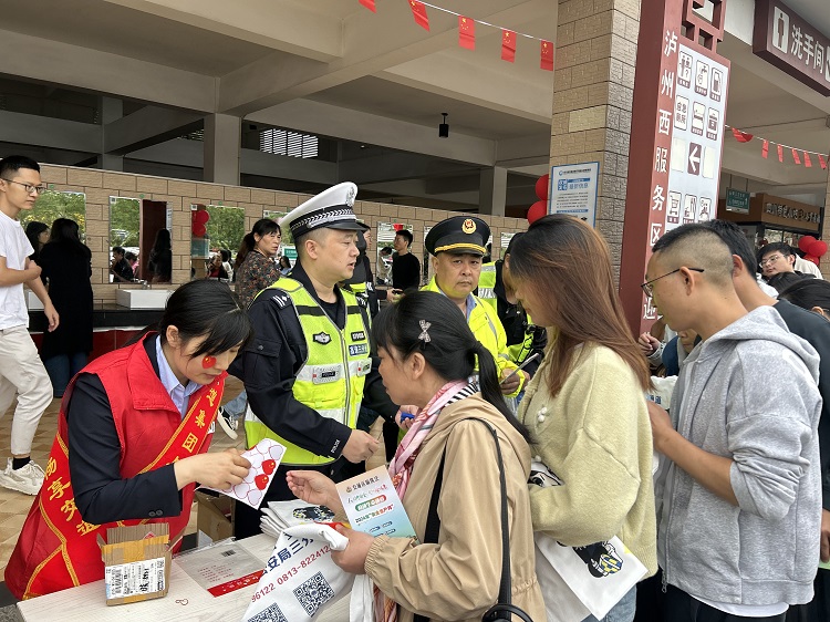 10.1泸州管理处开展“欢聚国庆 爱在旅途 蜀道集团与您共筑平安路”志愿服务活动3.jpg