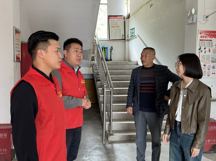 10.11南方公司叙永管理处团支部联合共青团叙永县委开展“重阳秋日暖 尊老情更深”志愿服务活动2.jpg